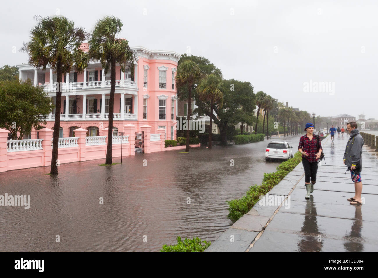 Charleston, South Carolina, USA. 03rd Oct, 2015. Tourists view the