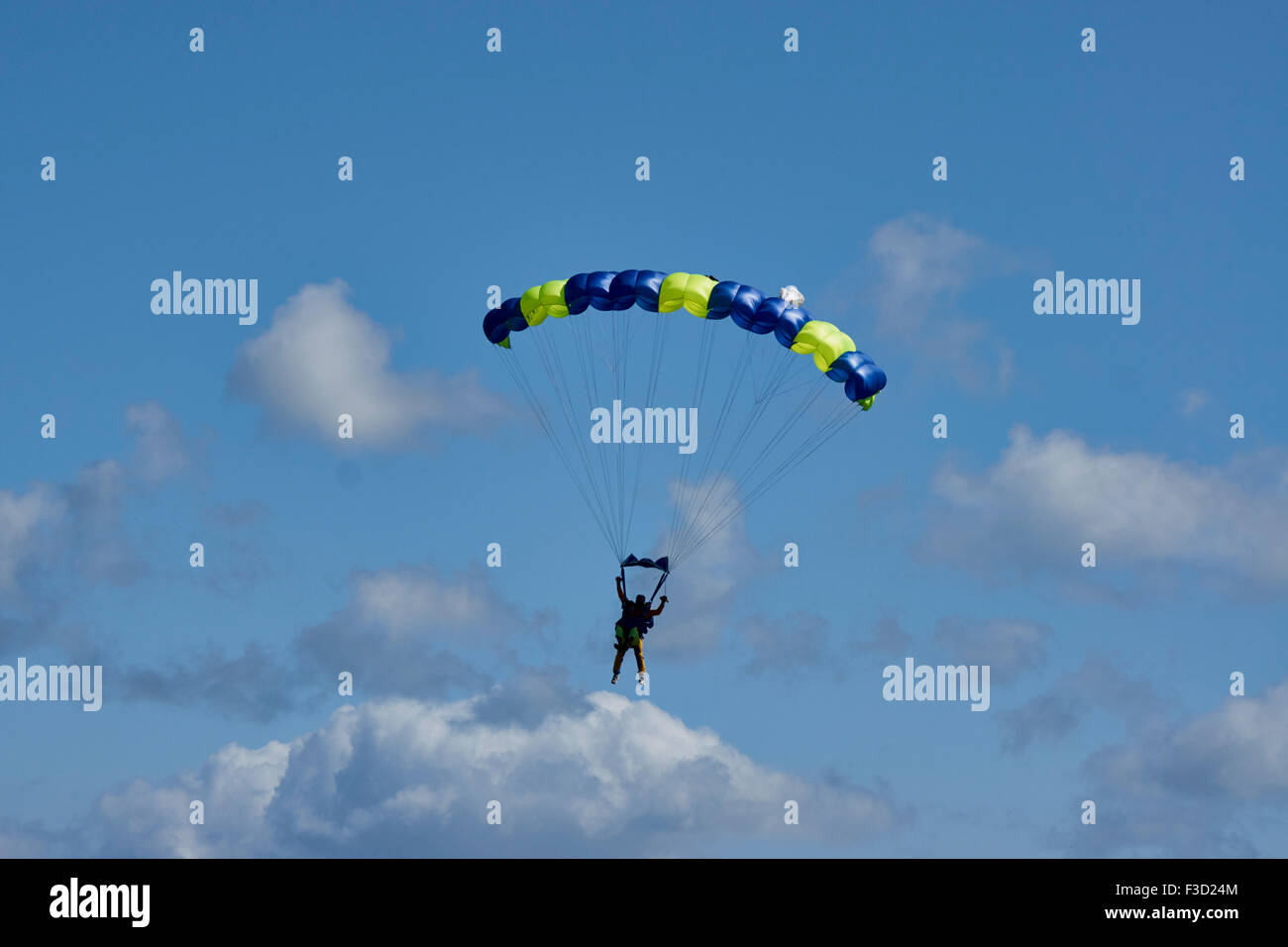 Parachute landing fall hires stock photography and images Alamy
