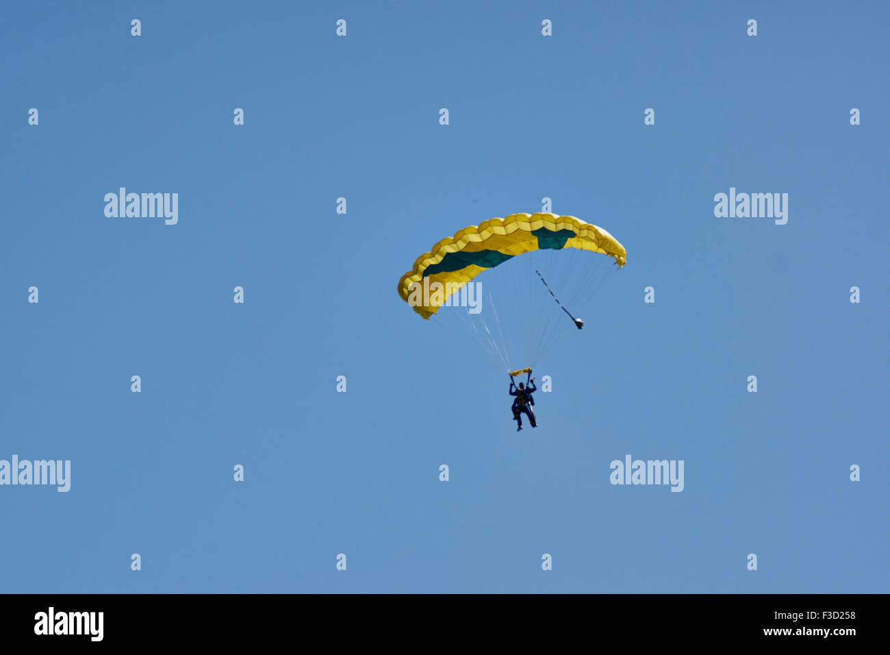 Parachute landing fall hires stock photography and images Alamy