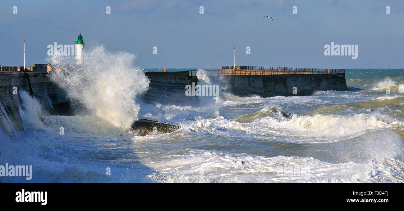 Big storm waves hi-res stock photography and images - Alamy