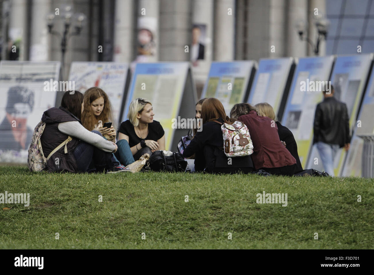 Kiev, Ukraine. 5th Oct, 2015. Young people resting on Independence Square © Nazar Furyk/ZUMA Wire/Alamy Live News Stock Photo