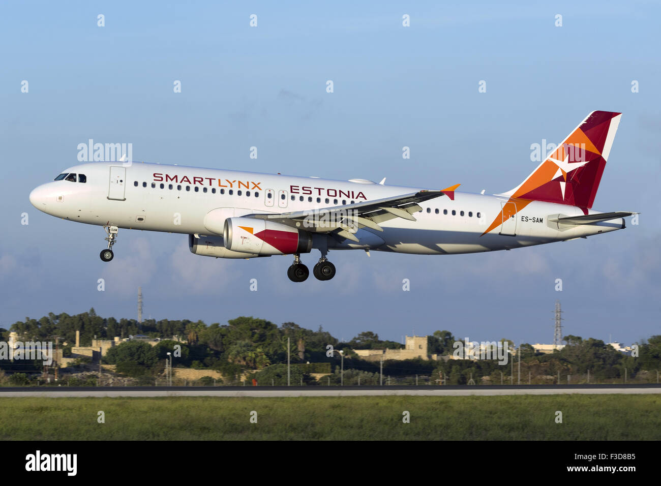 SmartLynx Estonia Airbus A320-232 [ES-SAM] arriving runway 31 in the ...
