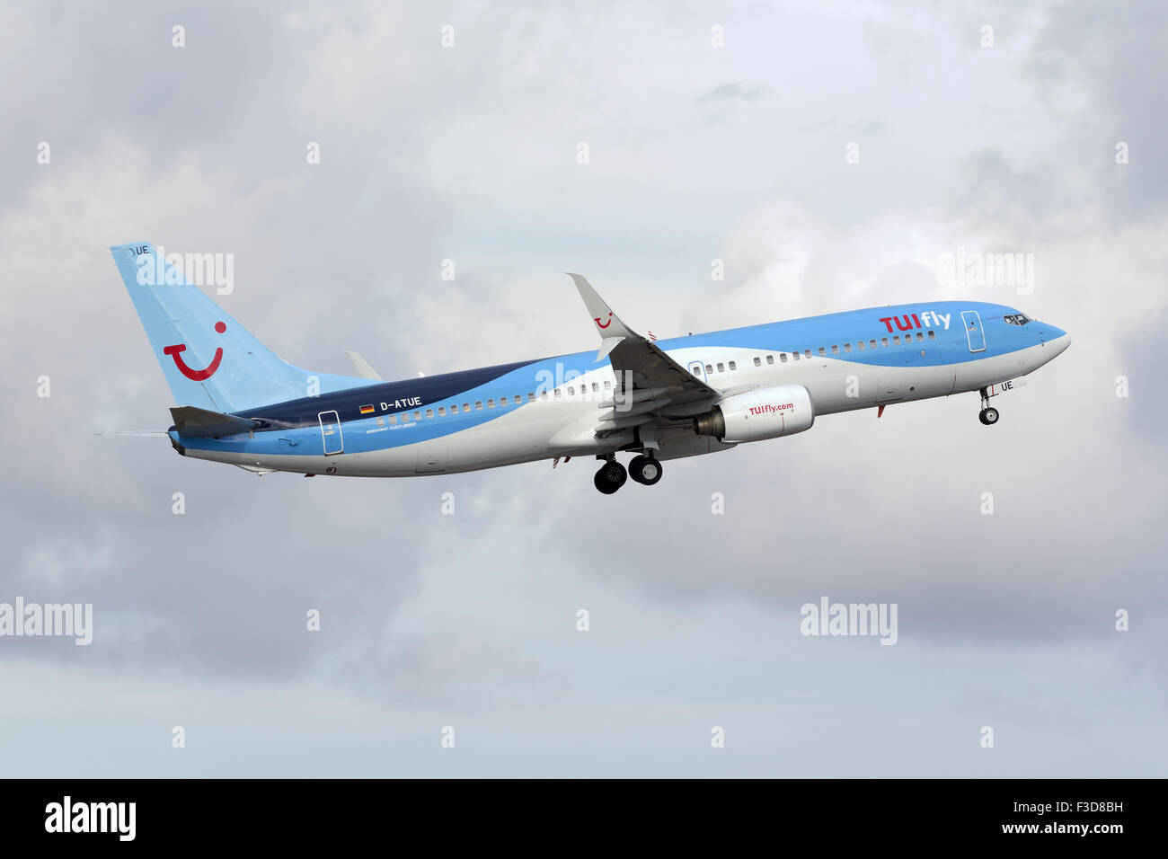 tuifly-boeing-737-800-taking-off-from-runway-13-stock-photo-alamy