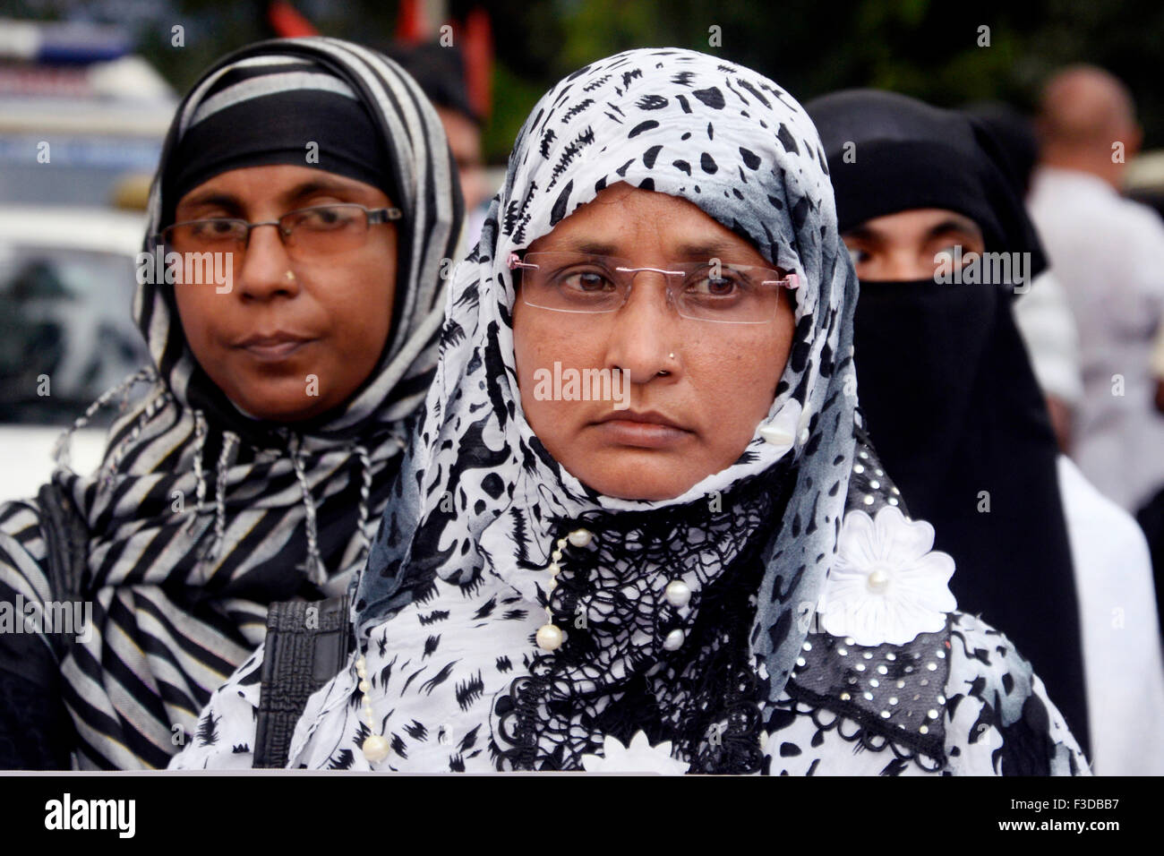 Kolkata, India. 05th Oct, 2015. Welfare party of India organized a human chained at Y-Channel protest against the brutal attack on journalists, photojournalists and cameramen of seven Kolkata-based media houses by alleged Trinamool Congress goons in city's satellite town Salt Lake on occasion of civic body election. © Saikat Paul/Pacific Press/Alamy Live News Stock Photo