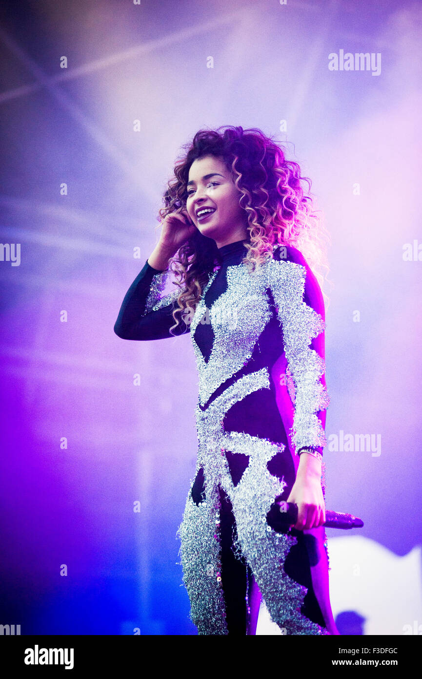 Ella Eyre, in concert at Big Feastival in 2015 Stock Photo Alamy