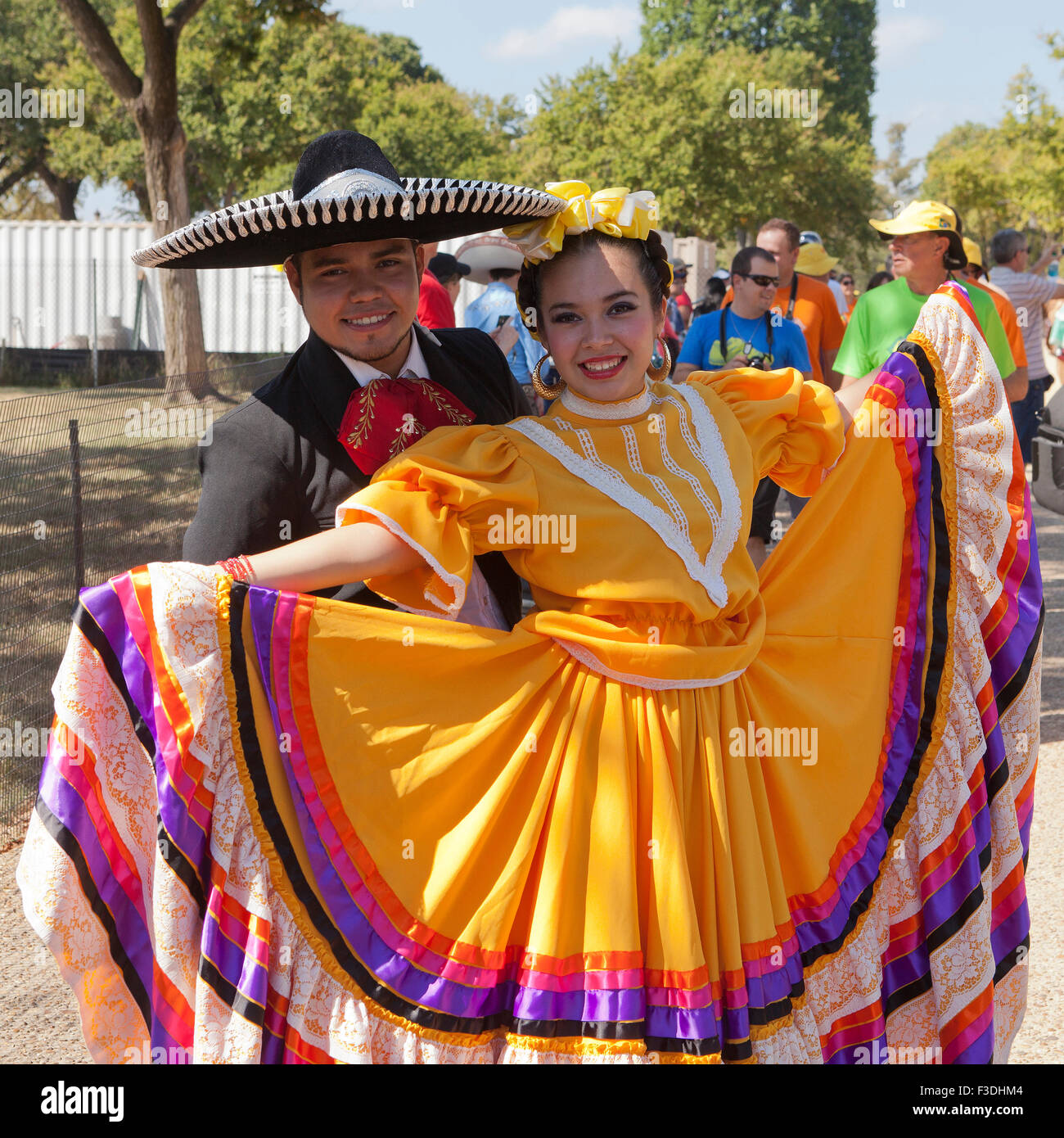 Mexican fiesta dancers hi-res stock photography and images - Alamy