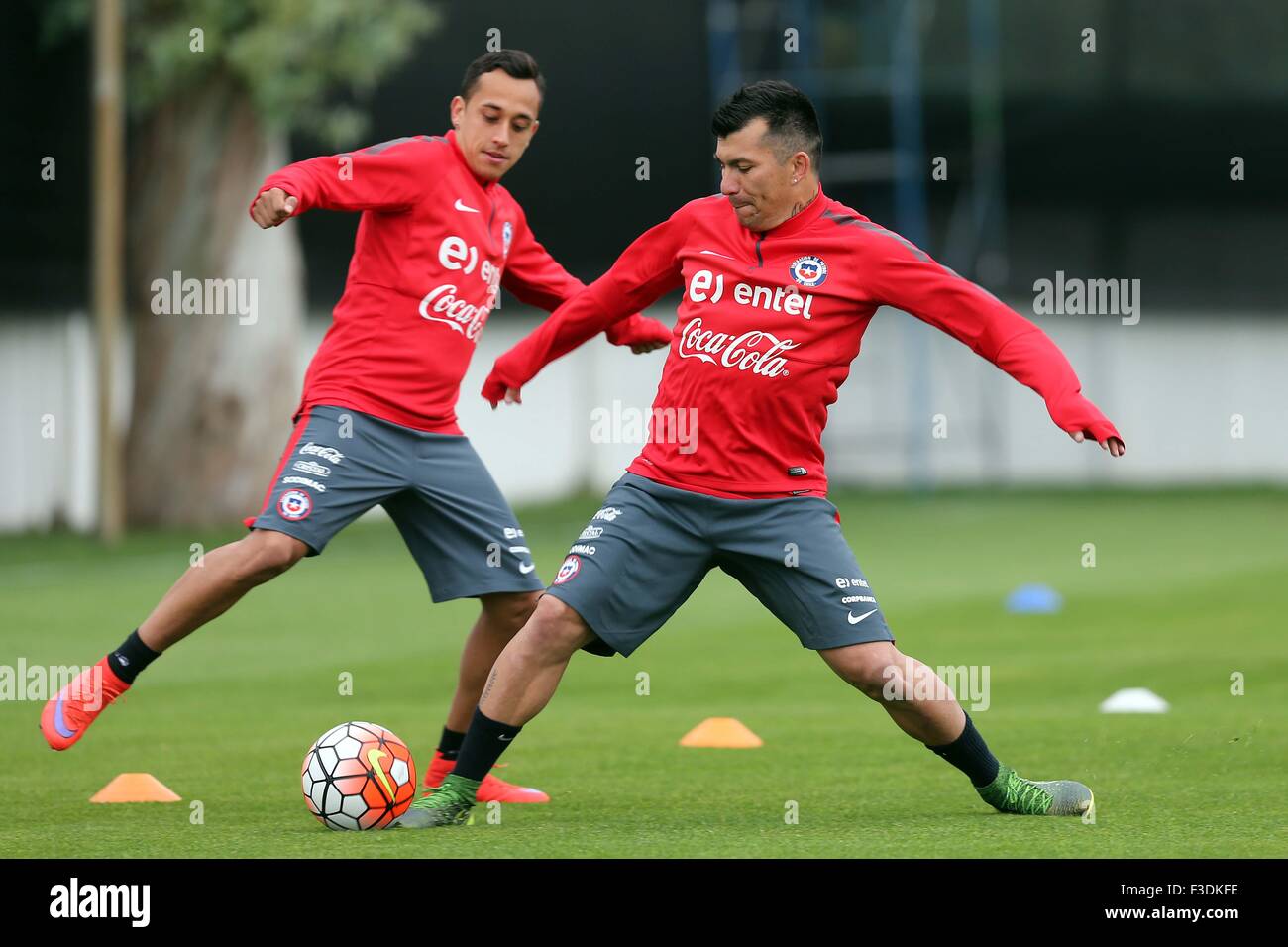 Santiago, Chile. 5th Oct, 2015. Image provided by the National Professional Soccer Association shows Fabian Orellana (L) and Gary Medel of Chile's national soccer team taking part in a training session in Santiago, capital of Chile, Oct. 5, 2015. Chile will play with Brazil on Oct. 8 in a qualifying match for the FIFA Russia 2018 World Cup finals. © ANFP/Xinhua/Alamy Live News Stock Photo