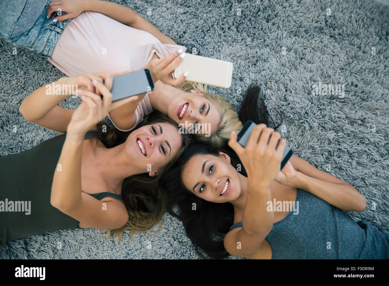 подружки за компьютером. подруги с телефоном. воспользоваться подружка. подруги смеются. три девушки думают.