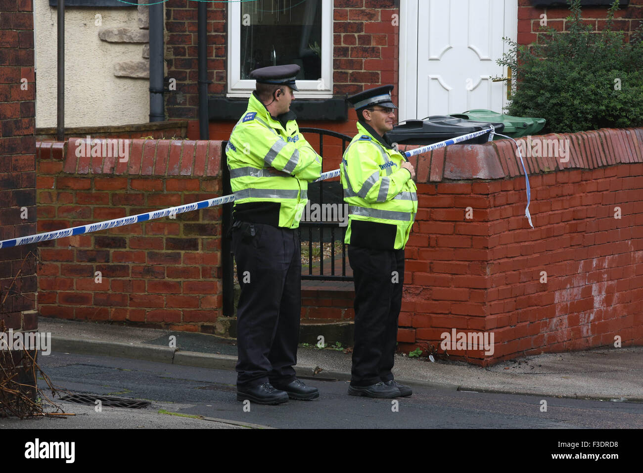 Leeds, Yorkshire, UK. 6th October, 2015. Police guard the scene of a murder in Leeds, West Yorkshire, on October 6th 2015. Police were called to Moorfield Avenue in Armley, Leeds, UK late last night. Officers searched the area and found a 27-year-old man in Back Moorfield Terrace. Although paramedics treated the man, he was pronounced dead at the scene. A 43-year-old man has been arrested on suspicion of murder and is currently in custody.  Ian Hinchliffe /Alamy Live News Stock Photo