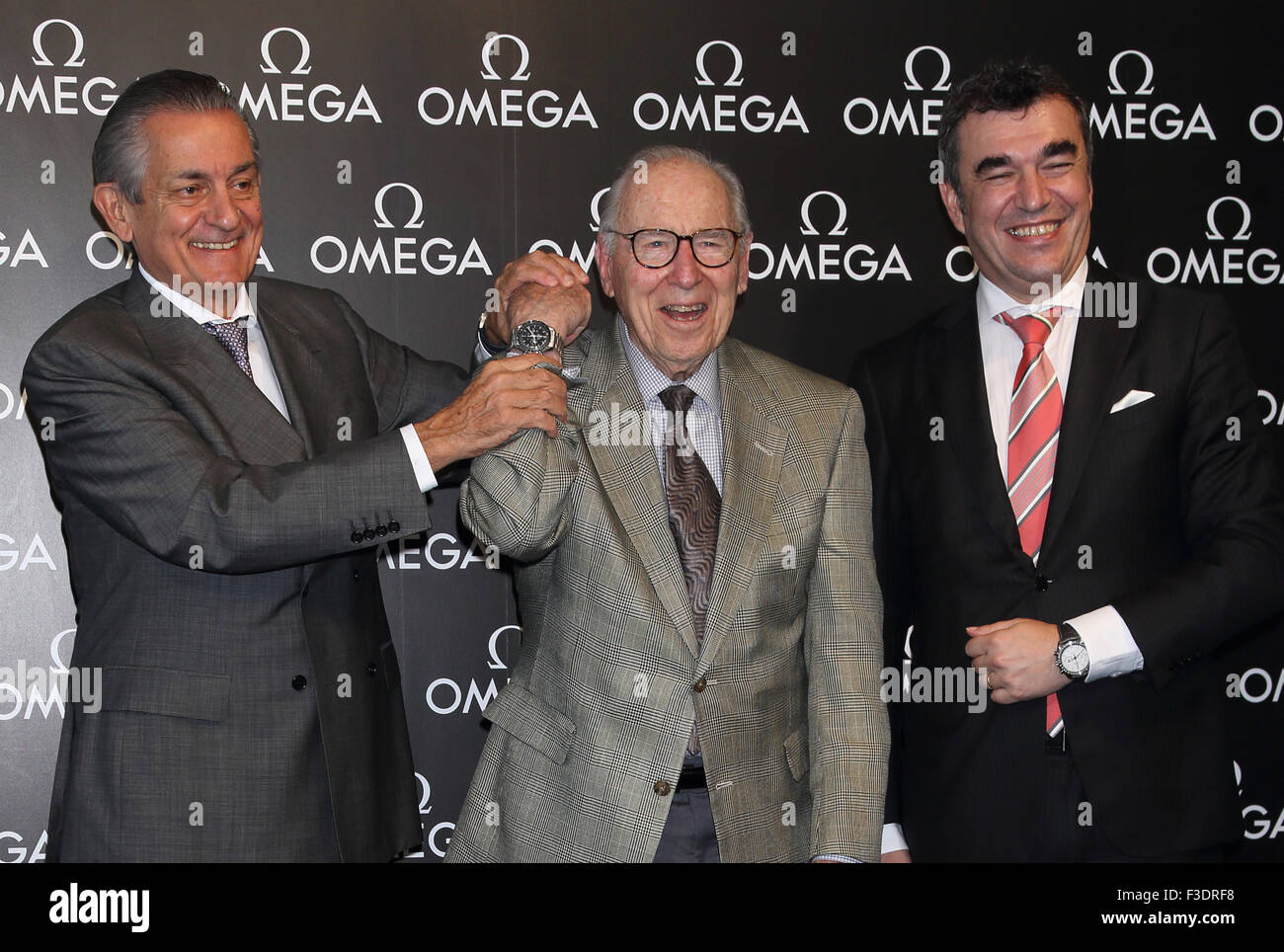 (L-R) President of OMEGA Stephen Urquhart, Apollo 13 astronaut James Lovell, The Swatch Group KKJapan president Christophe Savioz attend a press conference of OMEGA speedmaster at Tokyo Japan on 5 Oct 2015. © Motoo Naka/AFLO/Alamy Live News Stock Photo