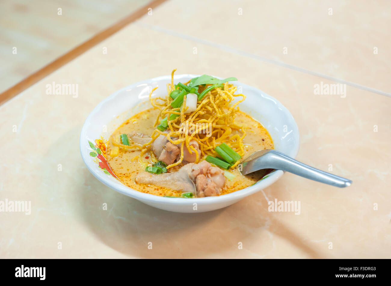 Kao soi gai, Chiang Mai crispy noodles with chicken Stock Photo