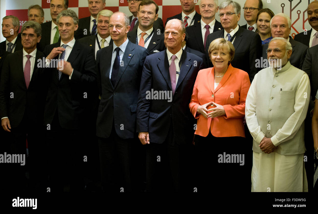Bangalore, India. 06th Oct, 2015. German Chancellor Angela Merkel and Indian Prime Minister Narendra Modi (R) stand with (FIRST ROW f.L) Juergen Fitschen, Co-CEO of Deutsche Bank AG, Josef Kaeser, CEO of Siemens AG, Frank Appel, CEO of Deutsche Post AG, Kurt Bock, CEO of BASF SE, and Thomas Enders, CEO of Airbus Group SE, for a group photo after a German-Indian economic forum in Bangalore, India, 06 October 2015. Photo: KAY NIETFELD/dpa/Alamy Live News Stock Photo