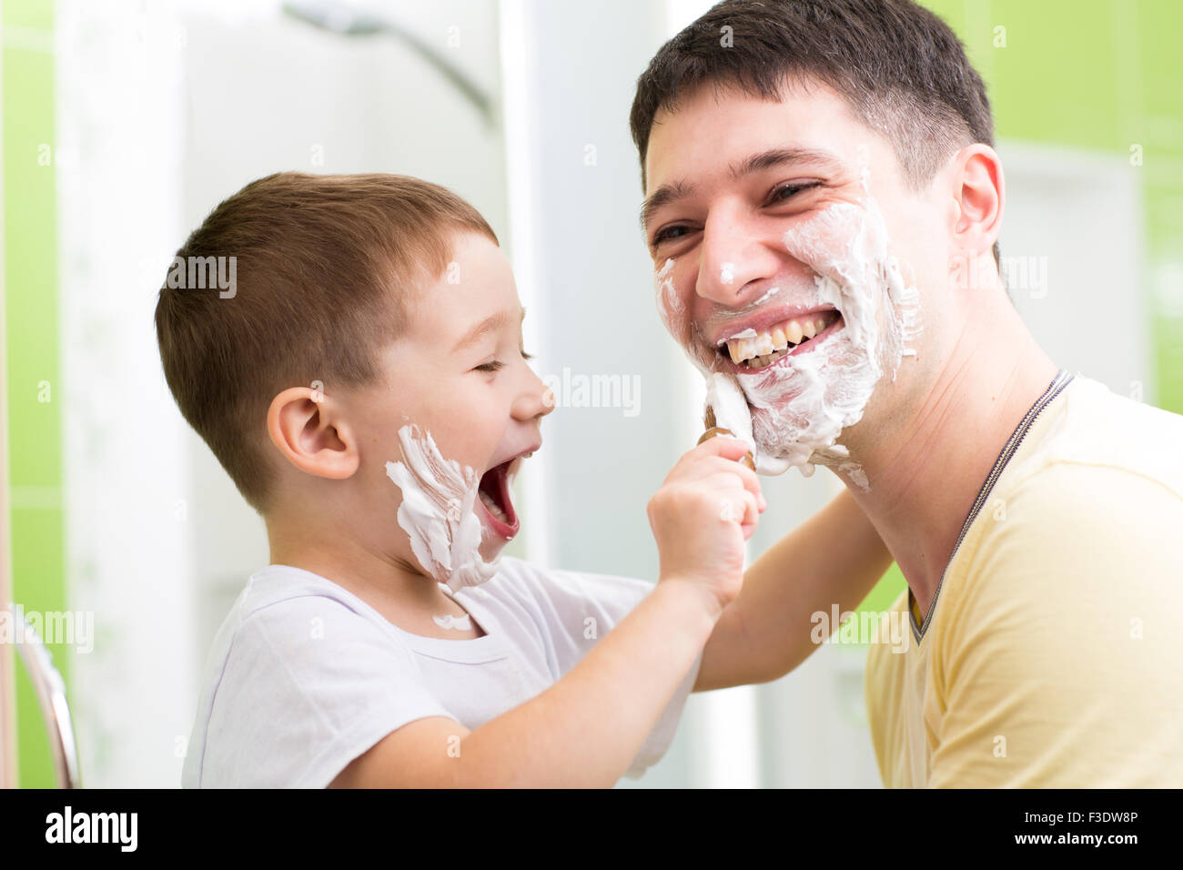 Мама бреет дочь
