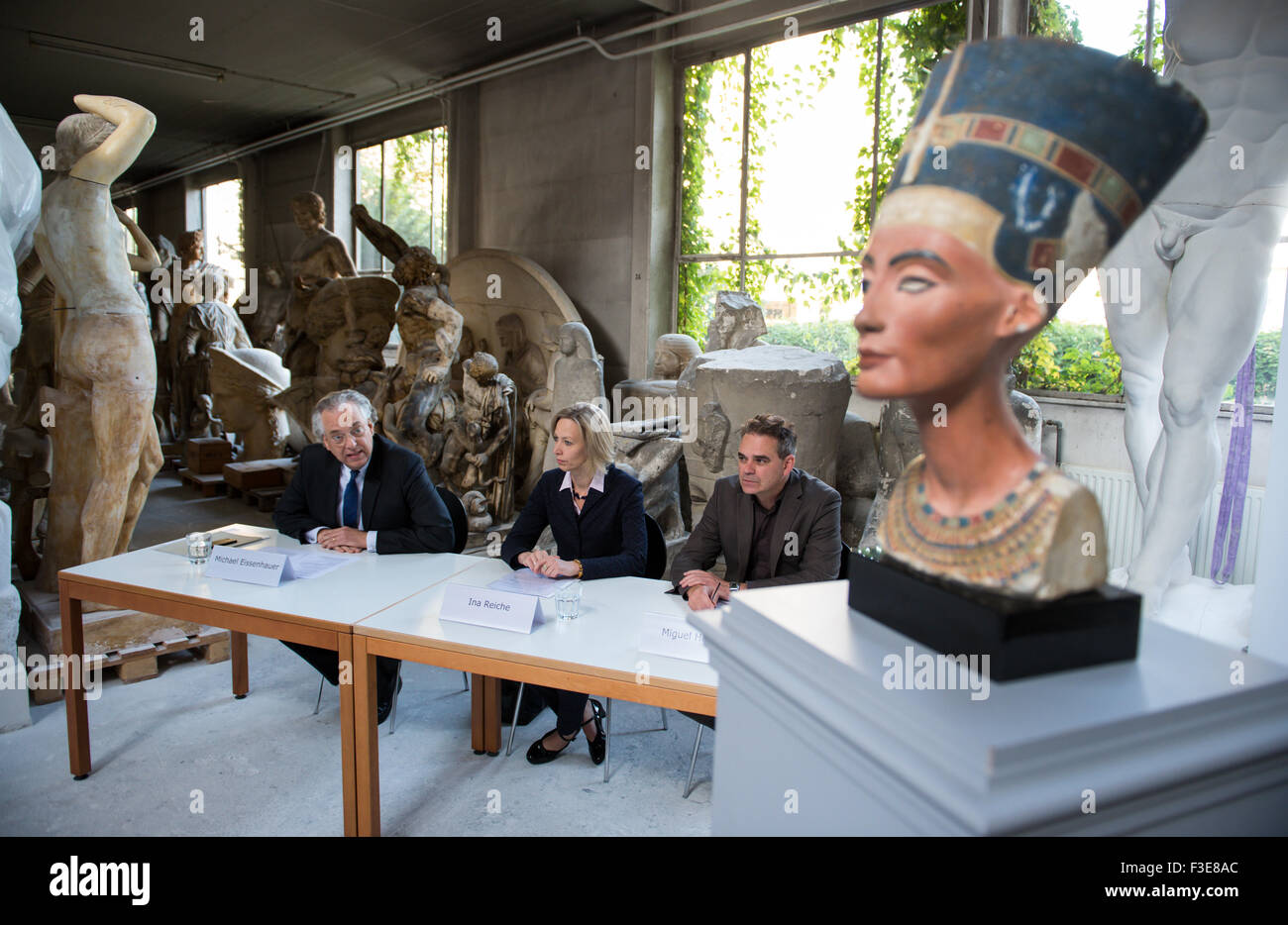 Michael Eissenhauer (L), director general of the Berlin State Museums ...