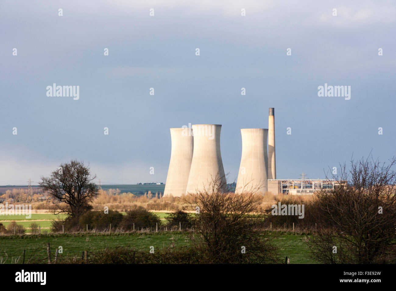 richborough-power-station-disused-oil-fired-power-station-3-sunlit
