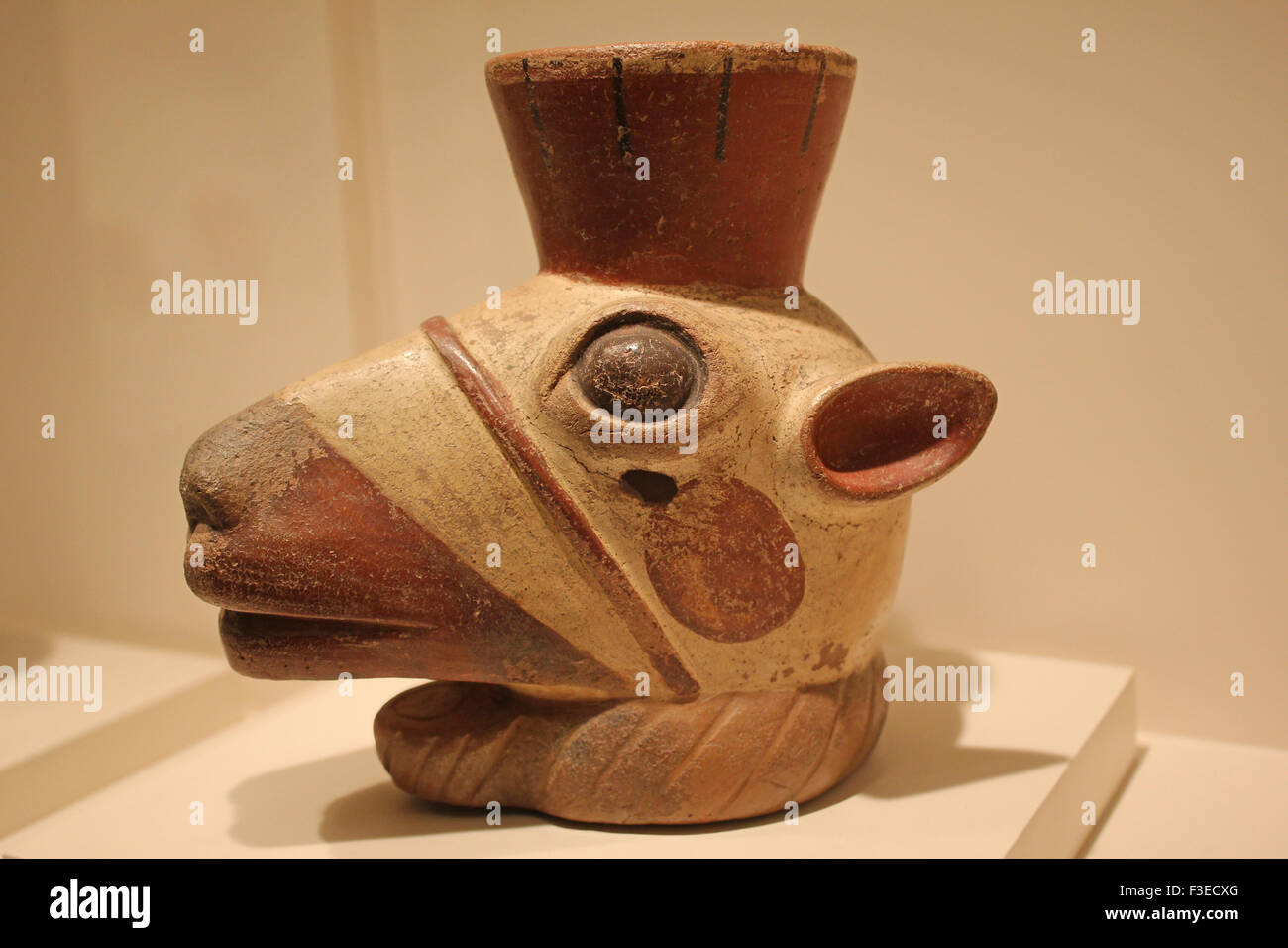 Sculpted vessel Huari Transitional period 800 AD - 1300 AD Stock Photo