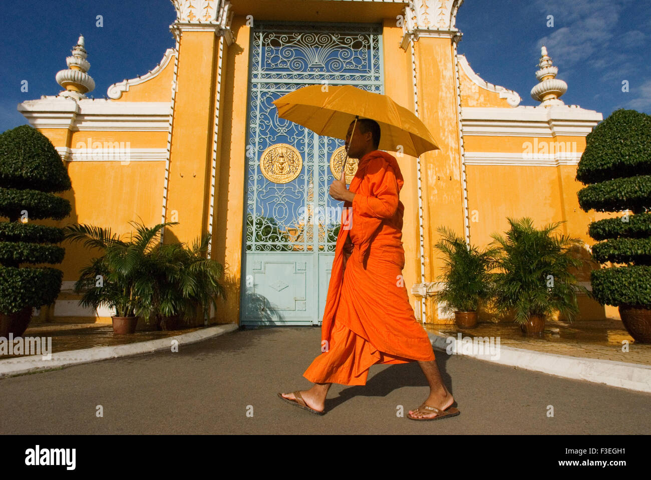 Monk walk outside the Royal Palace. Phnom Penh. The Royal Palace of Cambodia is a complex of buildings, even though it is genera Stock Photo