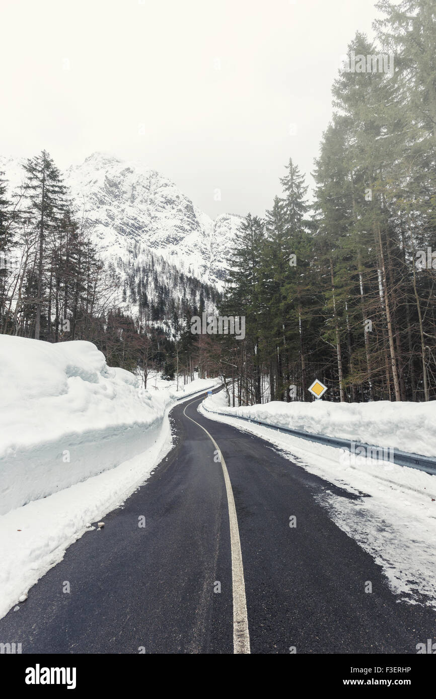 Empty road winter hi-res stock photography and images - Alamy