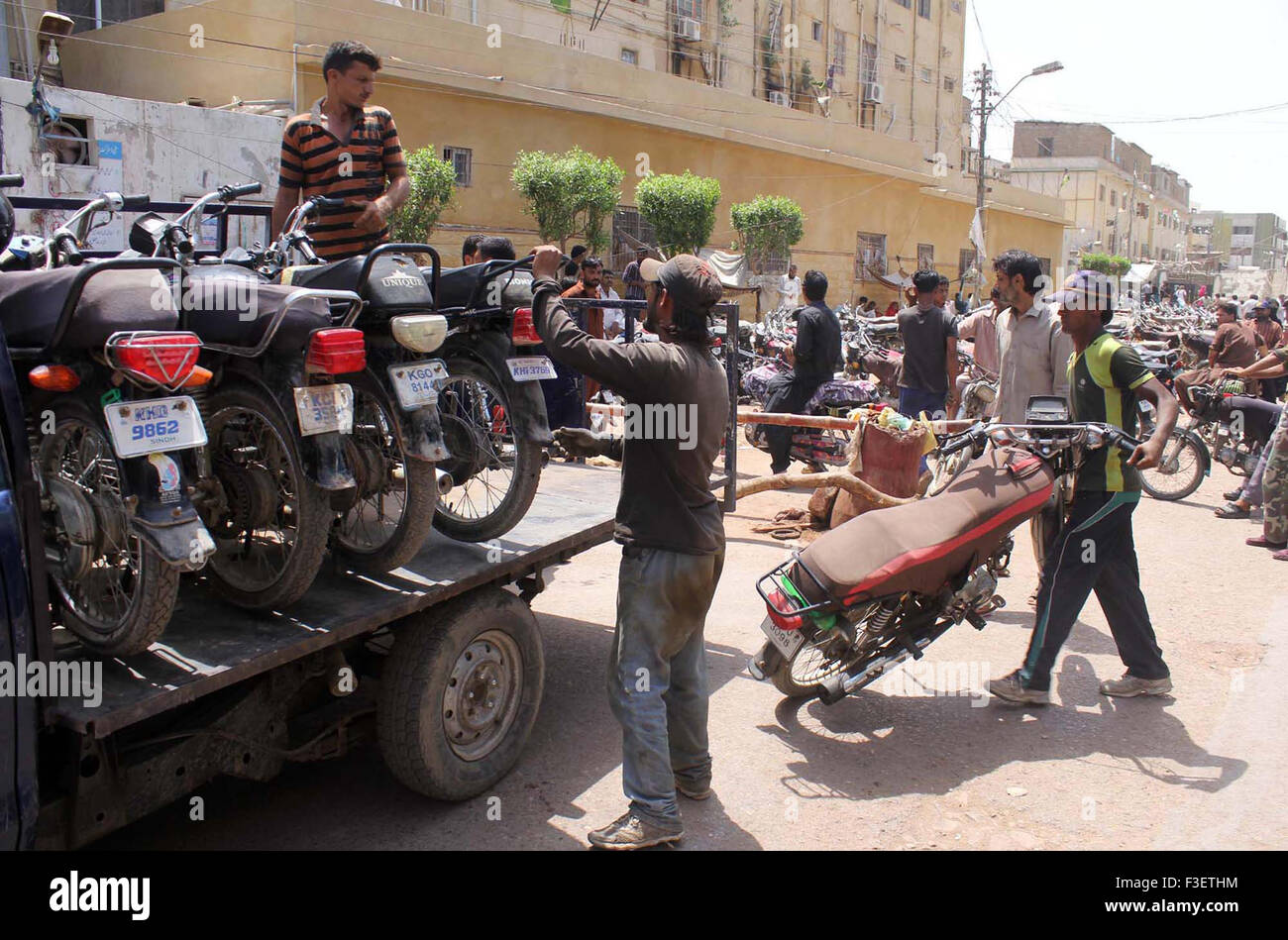 Karachi, Pakistan. 6th October, 2015. Its' all about to fulfill daily quota of fine charged; traffic police vehicle lifting cell workers are uplifting motorbikes from allotted parking which is really illegal and causing troubles for the visitors who come to inquire about or attending their patients, at Civil Hospital in Karachi on Tuesday, October 06, 2015. Credit:  Asianet-Pakistan/Alamy Live News Stock Photo