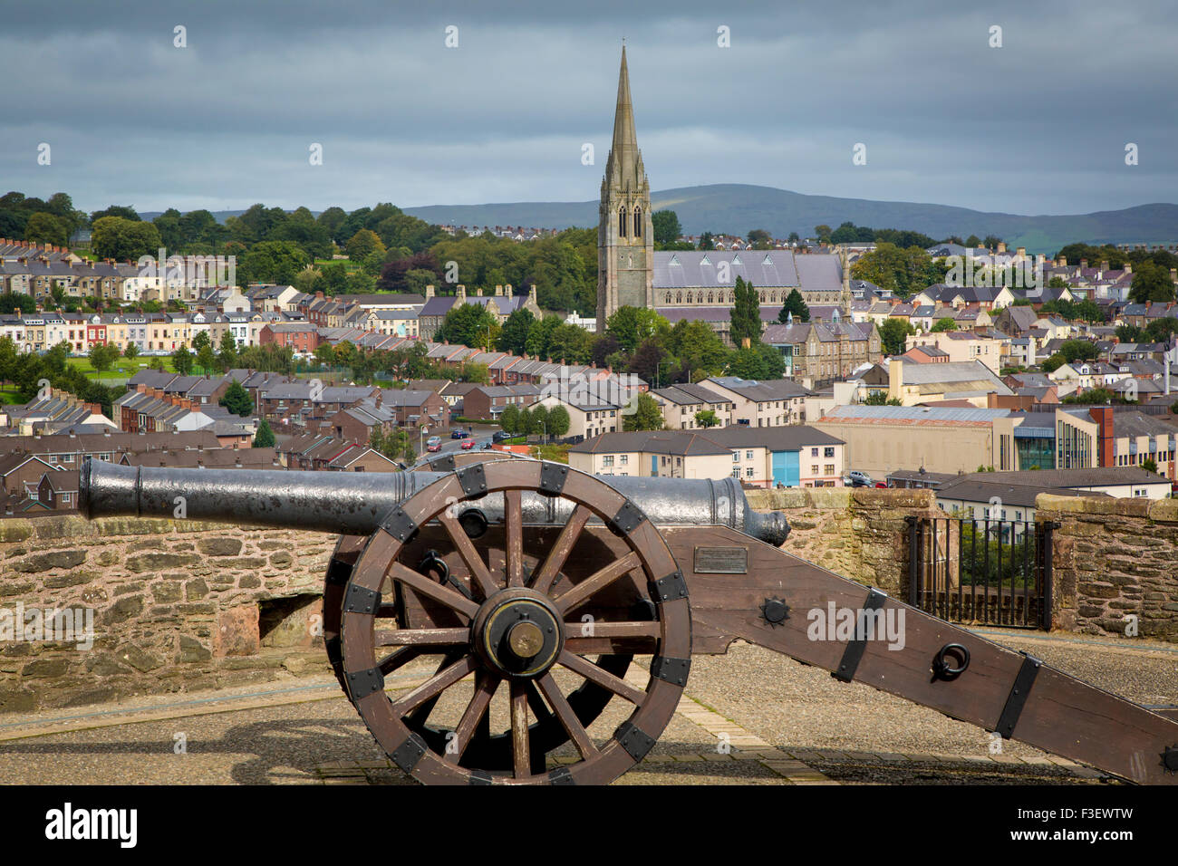 Medieval cannon along the wall of old Londonderry with St Eugene's Cathedral beyond, Londonderry/Derry, Northern Ireland, UK Stock Photo