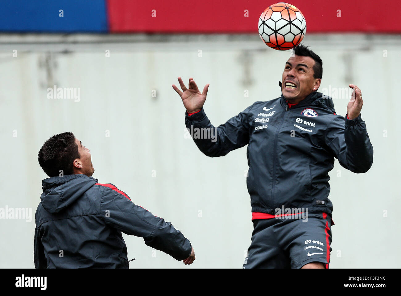 Santiago, Chile. 6th Oct, 2015. Chile national soccer team player Esteban Paredes (R), takes part in a training session at Juan Pinto Duran Sports Complex, in Santiago city, capital of Chile, Oct. 6, 2015. Chile soccer team took part in a training session facing its qualifying match against Brazil heading to World Cup Russia 2018, which will be played on Oct. 8 at the Santiago National Stadium. © ANFP/Xinhua/Alamy Live News Stock Photo