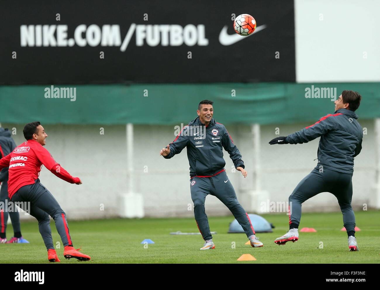 Santiago, Chile. 6th Oct, 2015. Chile national soccer team players Fabian Orellana (L), Mark Gonzalez (C) and Eduardo Vargas (R), take part in a training session at Juan Pinto Duran Sports Complex, in Santiago city, capital of Chile, Oct. 6, 2015. Chile soccer team took part in a training session facing its qualifying match against Brazil heading to World Cup Russia 2018, which will be played on Oct. 8 at the Santiago National Stadium. © ANFP/Xinhua/Alamy Live News Stock Photo