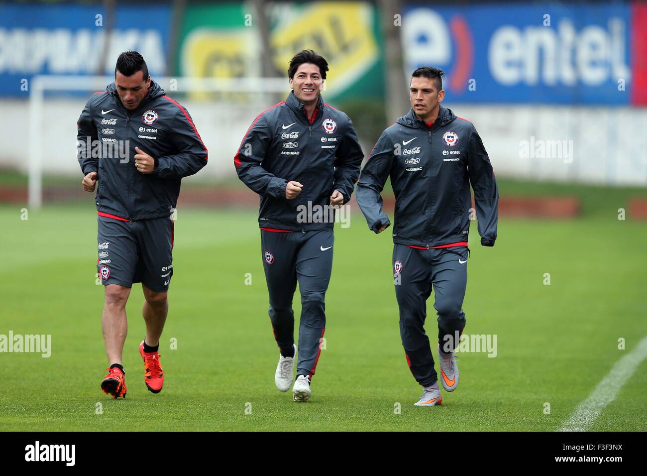 Santiago, Chile. 6th Oct, 2015. Chile national soccer team players Esteban Paredes (L), Jaime Valdes (C) and Mark Gonzalez (R), take part in a training session at Juan Pinto Duran Sports Complex, in Santiago city, capital of Chile, Oct. 6, 2015. Chile soccer team took part in a training session facing its qualifying match against Brazil heading to World Cup Russia 2018, which will be played on Oct. 8 at the Santiago National Stadium. © ANFP/Xinhua/Alamy Live News Stock Photo