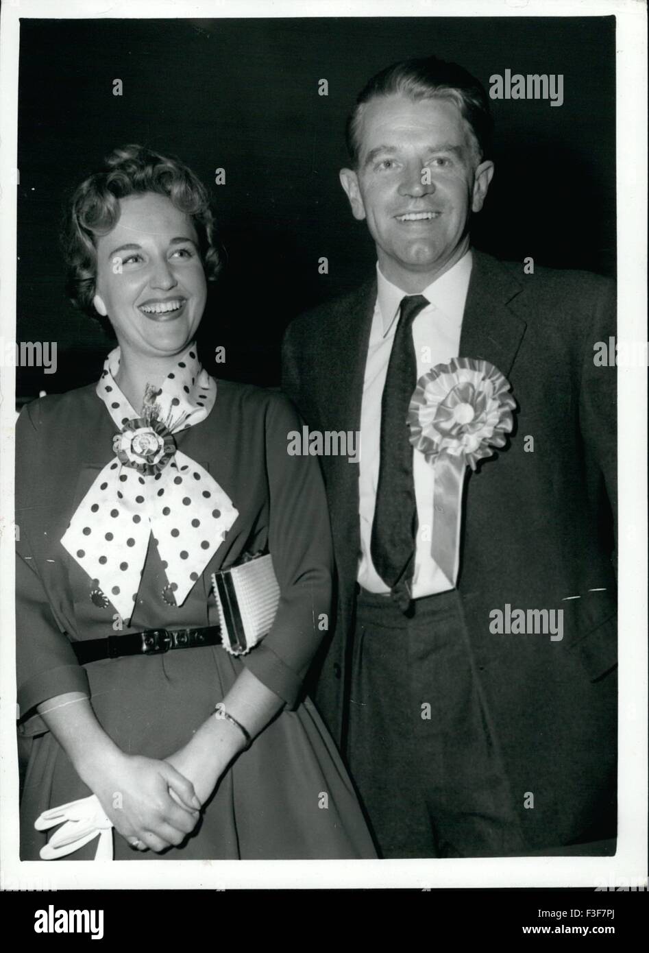 Conservatives win the General Elections. Chris Chataway becomes an M.P. 24th Feb, 1959. Chris Chataway, the man who pioneered the four minute-mile, also pioneered a Conservative victory in Lewisham North early today. Photo Shows: Chris Chataway, pictured with his wife after he became Tory candidate for Lewisham North with a majority of 4,613 votes over his Labour opponent, Mr. MacDermot. © Keystone Pictures USA/ZUMAPRESS.com/Alamy Live News Stock Photo