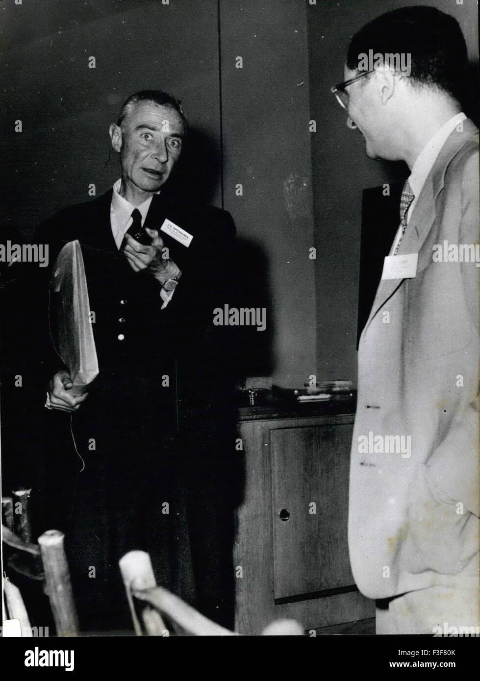 Robert oppenheimer 1962 hi-res stock photography and images - Alamy