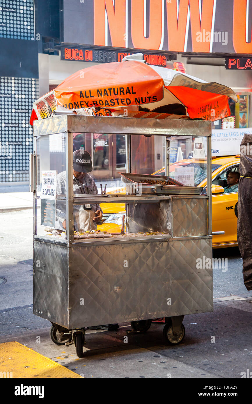 Typical food cart in New York City Stock Photo Alamy