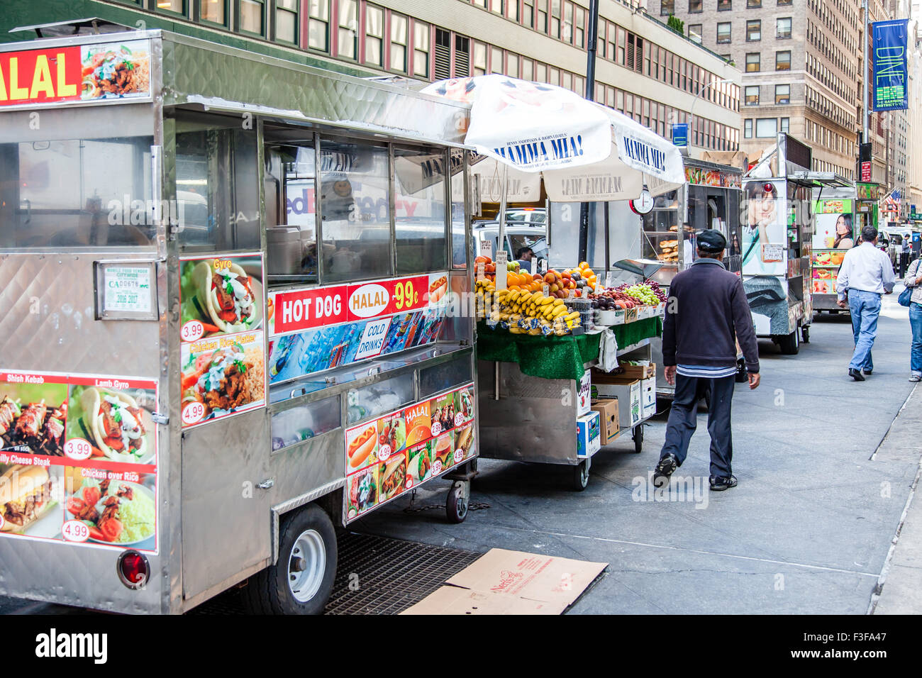 Typical food cart in New York City Stock Photo Alamy