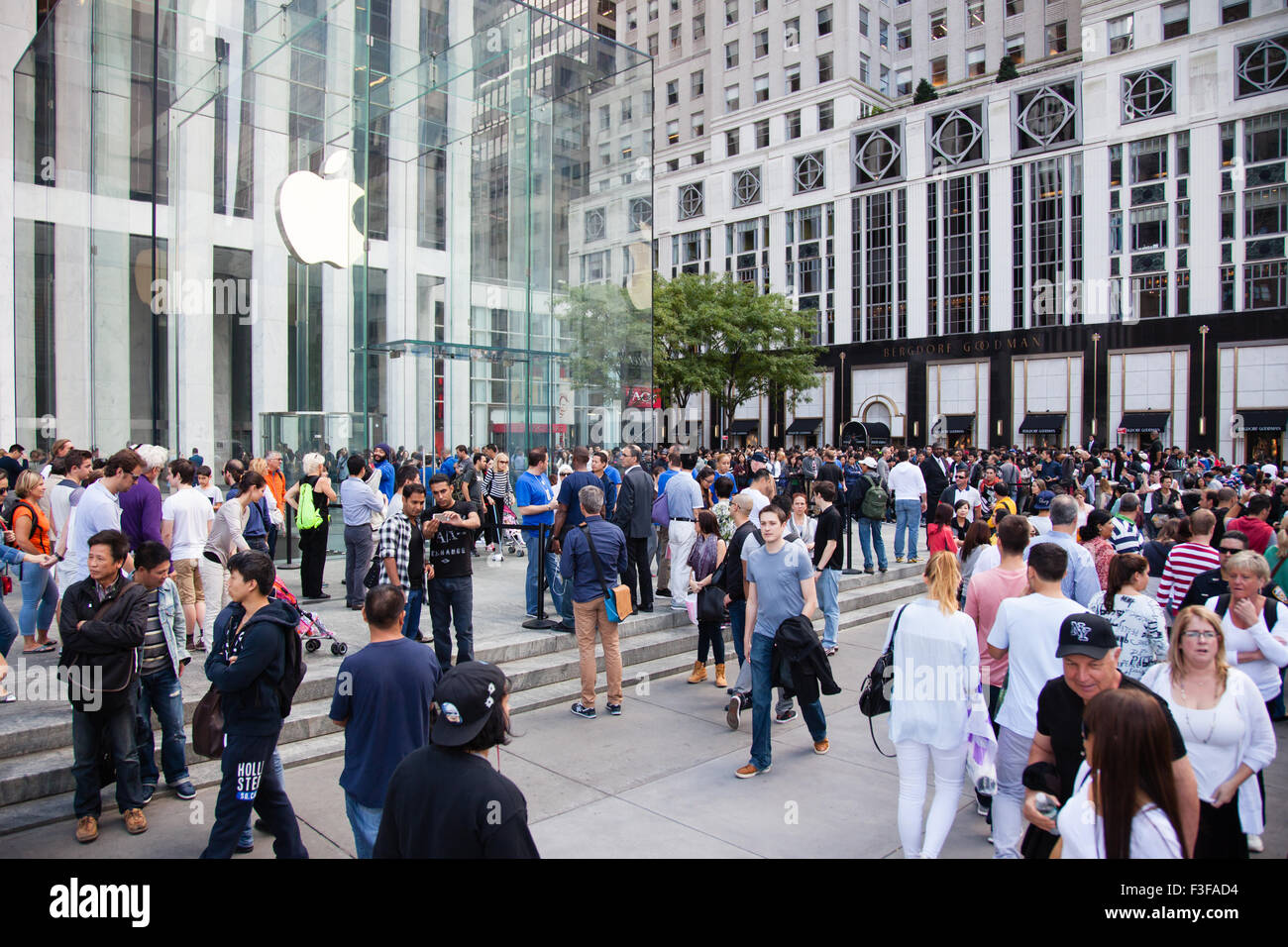 People waiting for the iPhone 6 in front of the Apple store on Fifth Avenue New York Stock Photo