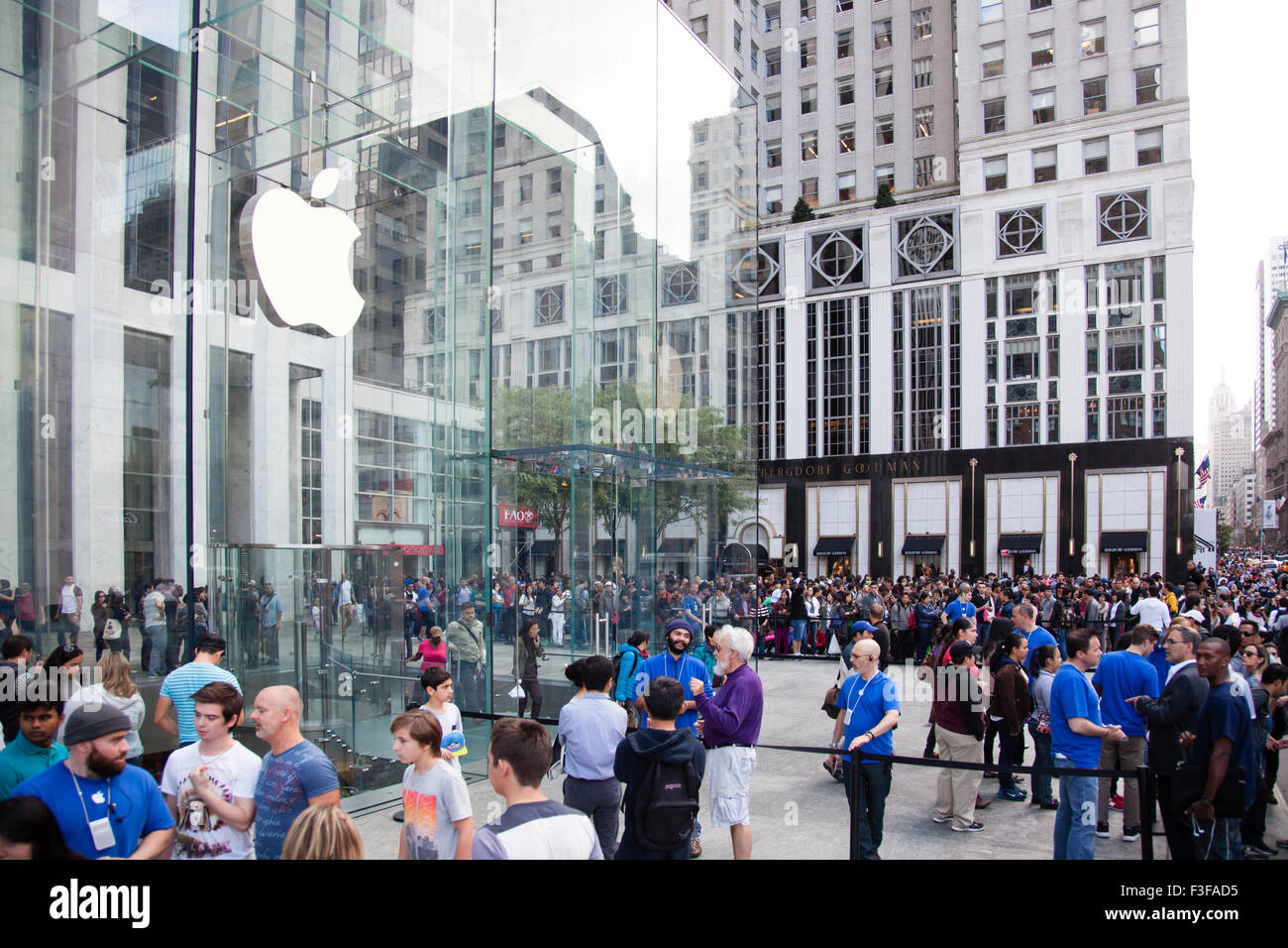 People waiting for the iPhone 6 in front of the Apple store on Fifth Avenue New York Stock Photo