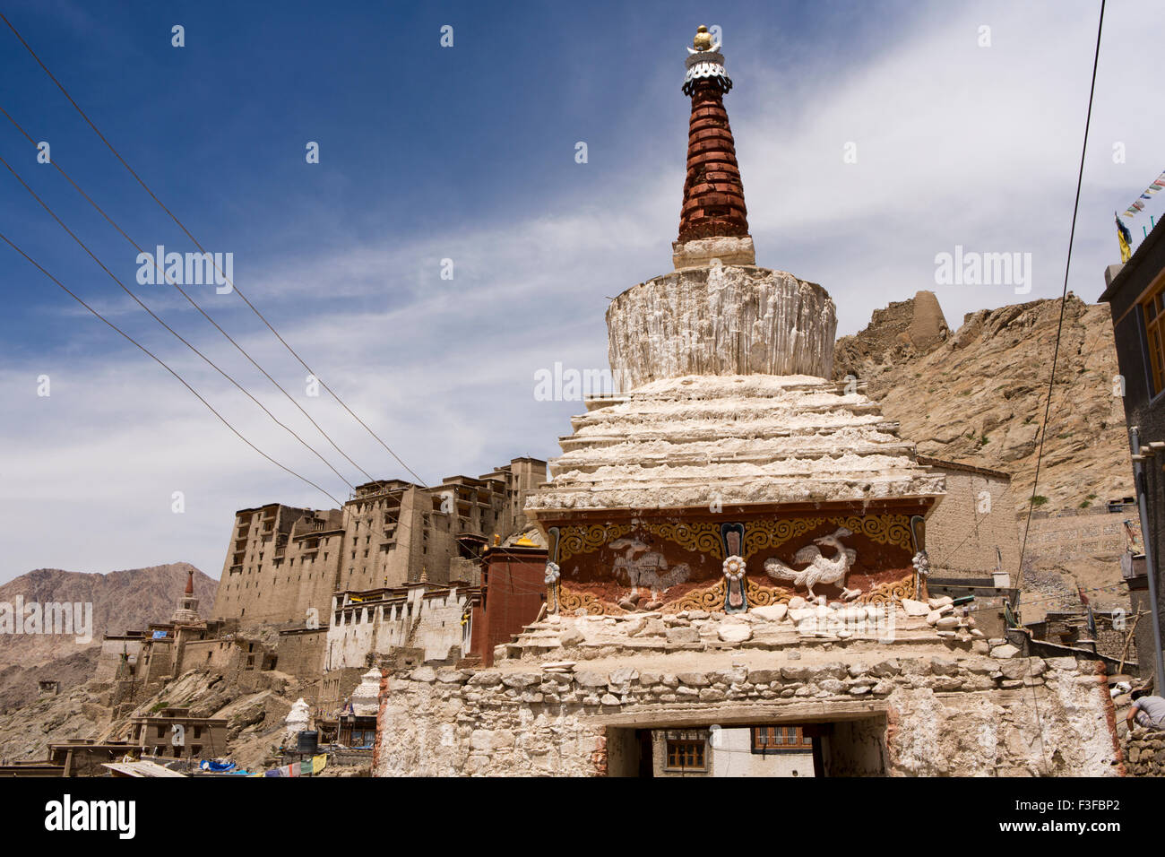 India, Jammu & Kashmir, Ladakh, Leh, eastern stupa gate to Old Town, traditional whitewashed chorten Stock Photo