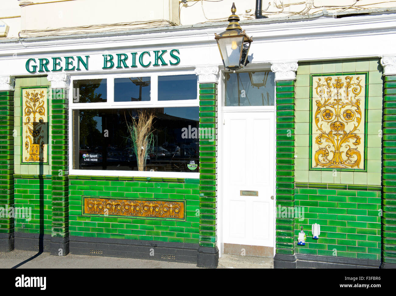 Public house hull hires stock photography and images Alamy