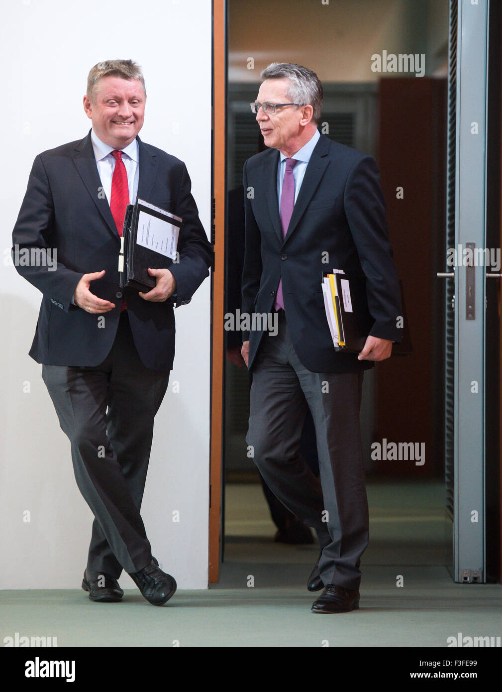 German Health Minister Hermann Groehe (L) and Interior Minister Thomas de Maiziere arrive to a federal cabinet meeting in the Federal Chancellery in Berlin, Germany, 07 October 2015. Members of the federal government are discussing, among other things, foreign deployment of federal and state police officers, as well as a concept for the coordination of the refugee situation. Photo: BERND VON JUTRCZENKA/dpa Stock Photo