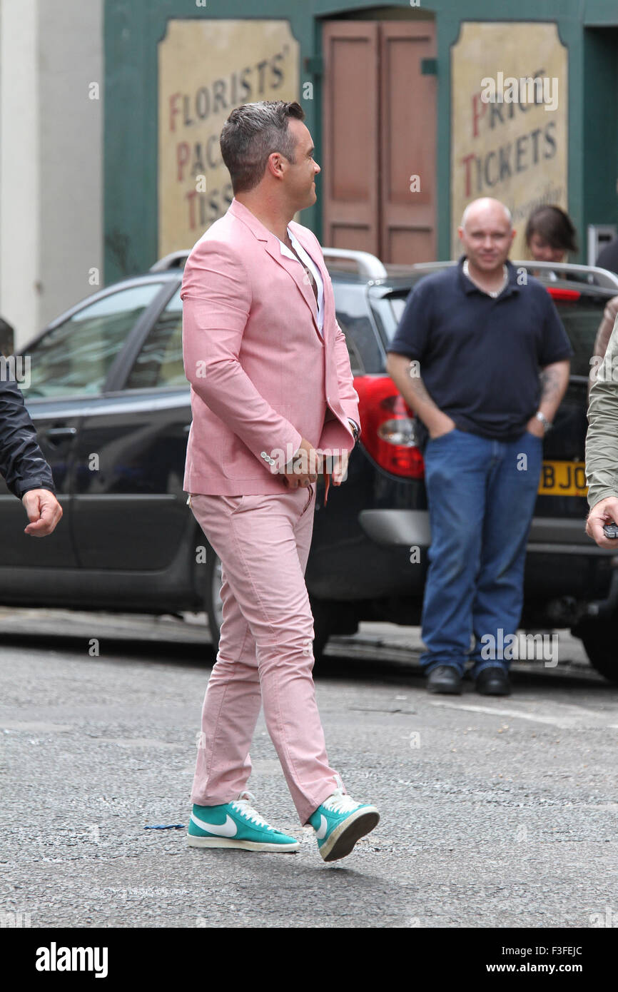 London, UK, 01/07/2009 Robbie Williams making a music video for Candy on  set in London Stock Photo - Alamy