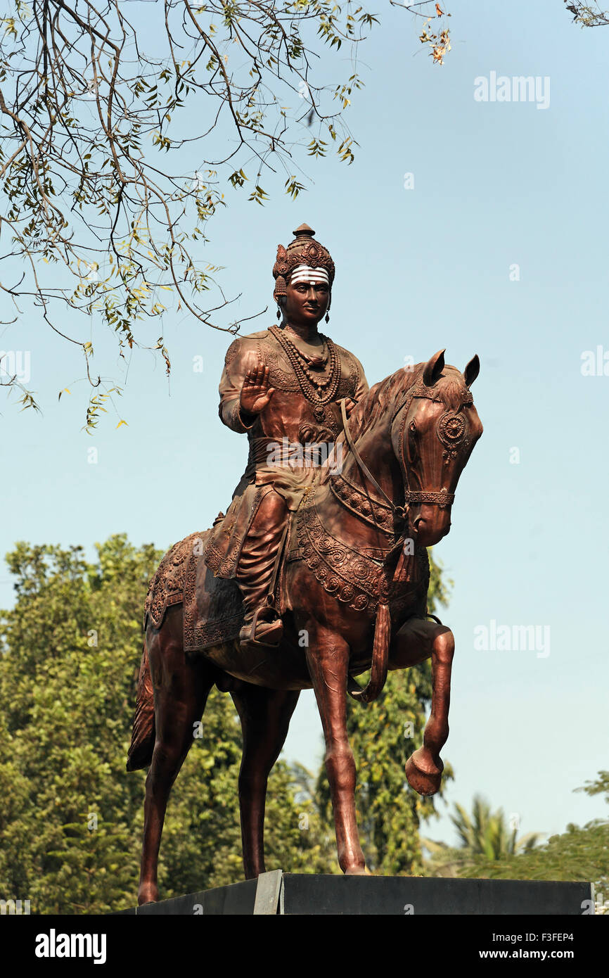 Jagatjyoti Mahatma Basveshwar Maharaj Statue in Garden ; Pune