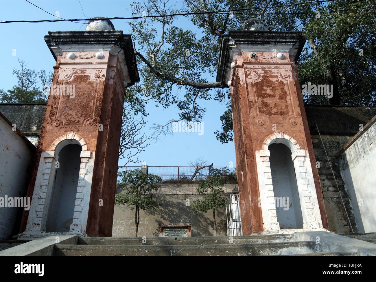 Chunar Fort which is situated in the Vindhya range at a distance of 42 kms from Varanasi ; or