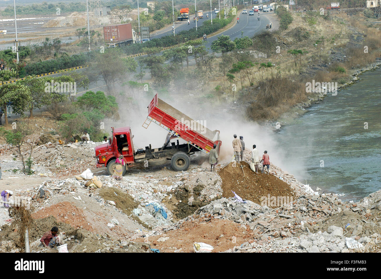 Dump trucks road salt hires stock photography and images Alamy