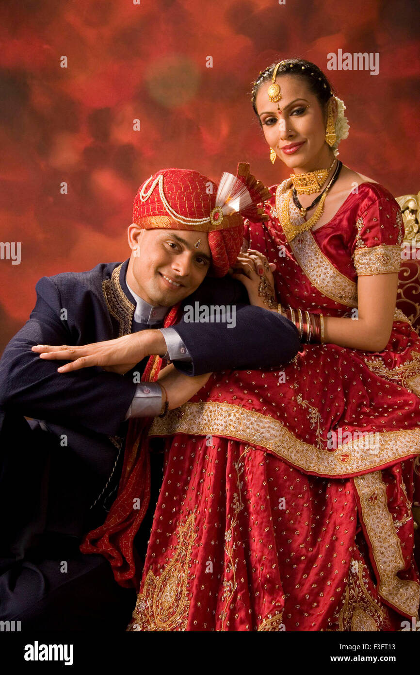 70 Dulhan pose ideas | indian wedding photography couples, bridal  photography poses, indian wedding photography poses