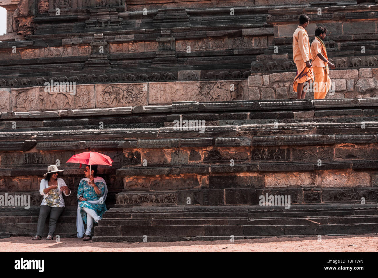 Tourists and monks in the archeological site of Hampi, Karnatka Stock Photo
