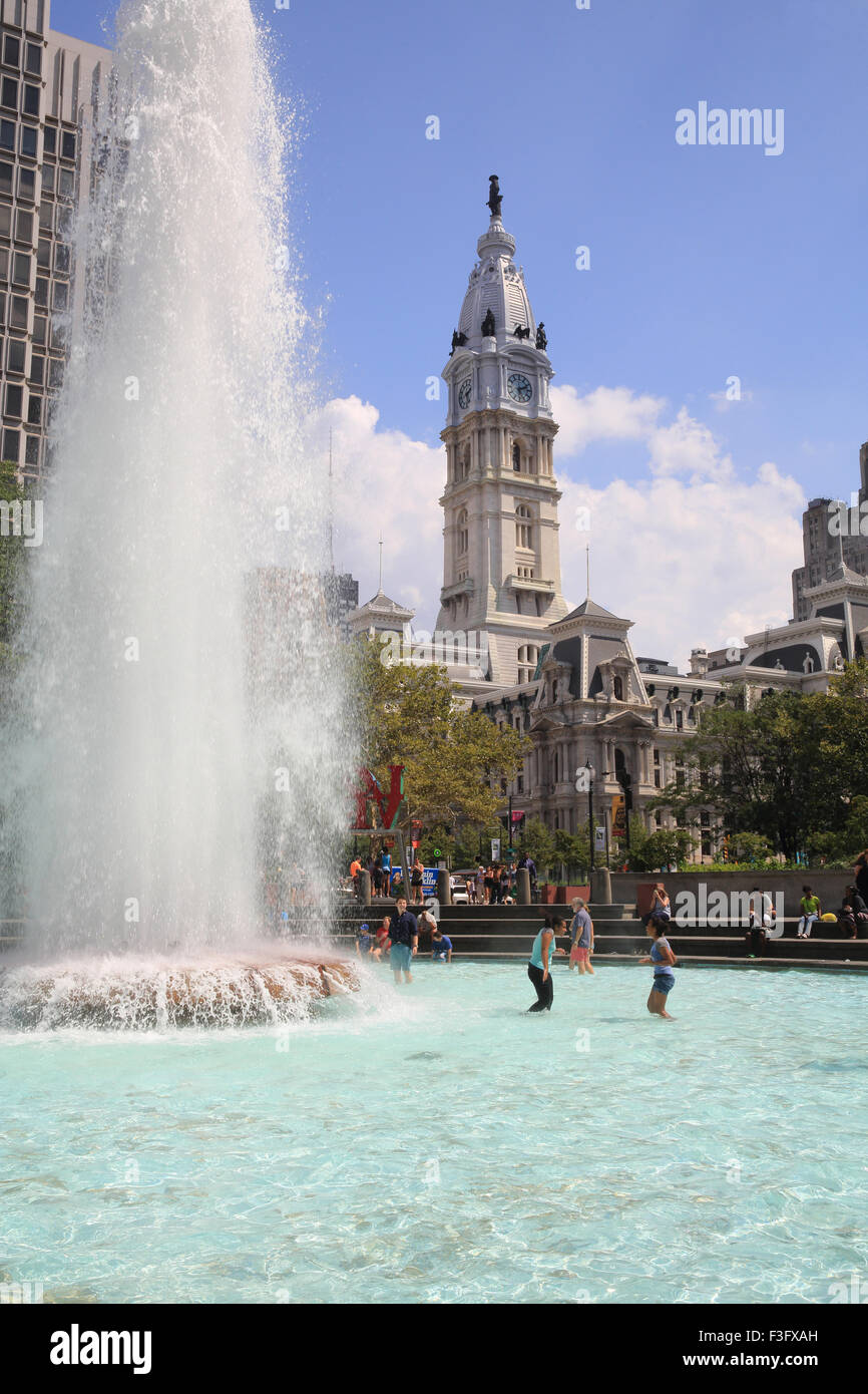 The water fountain in Love Park, with City Hall behind, in Philadelphia, Pennsylvania, USA Stock Photo
