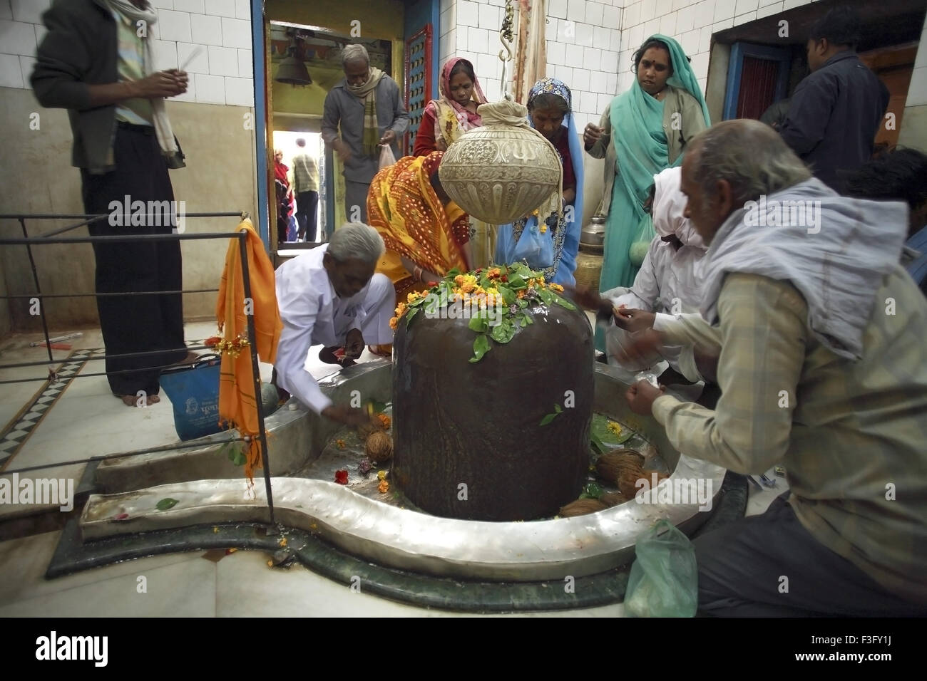 Devotees offering prayers at Shiv ling in Jageshwar temple of lord Shiva built by Marathas in 17th century at Bandakpur Damoh Stock Photo