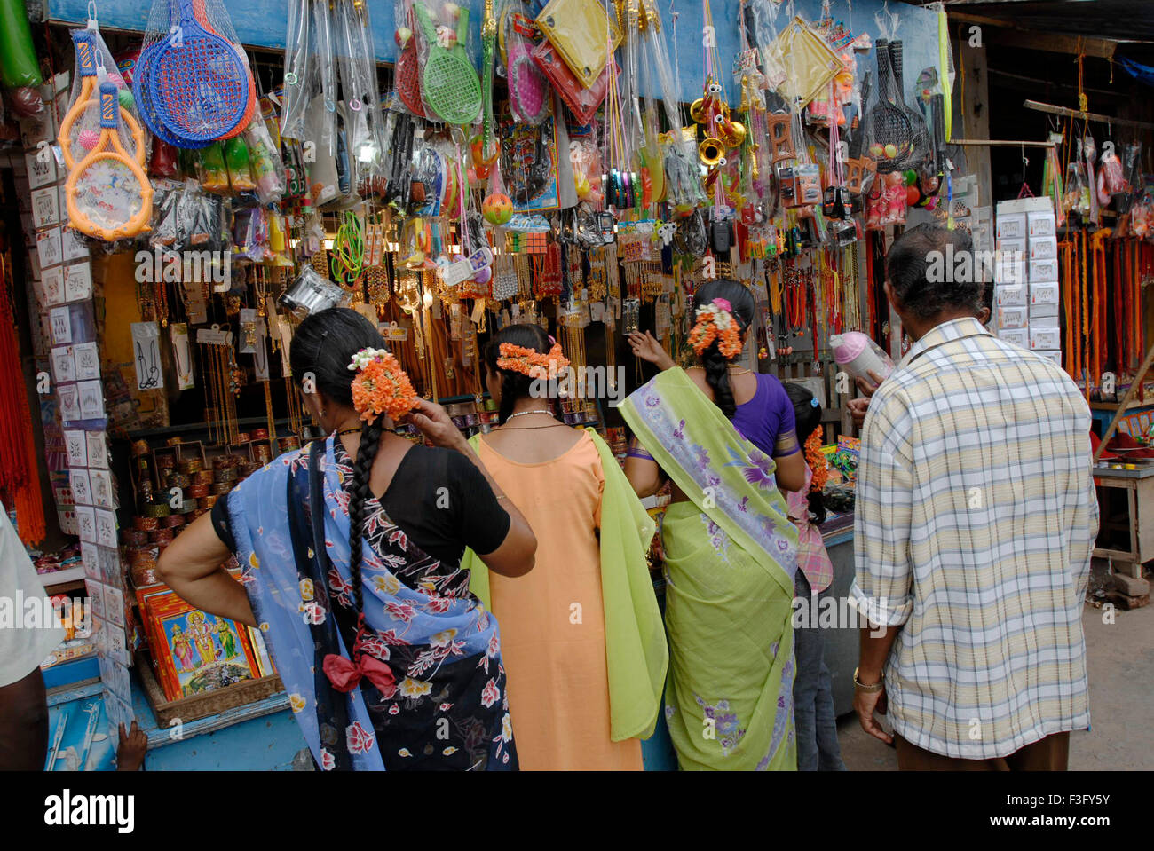 Devotees shopping, Arulmigu Swaminatha Swamy Temple, Swamimalai