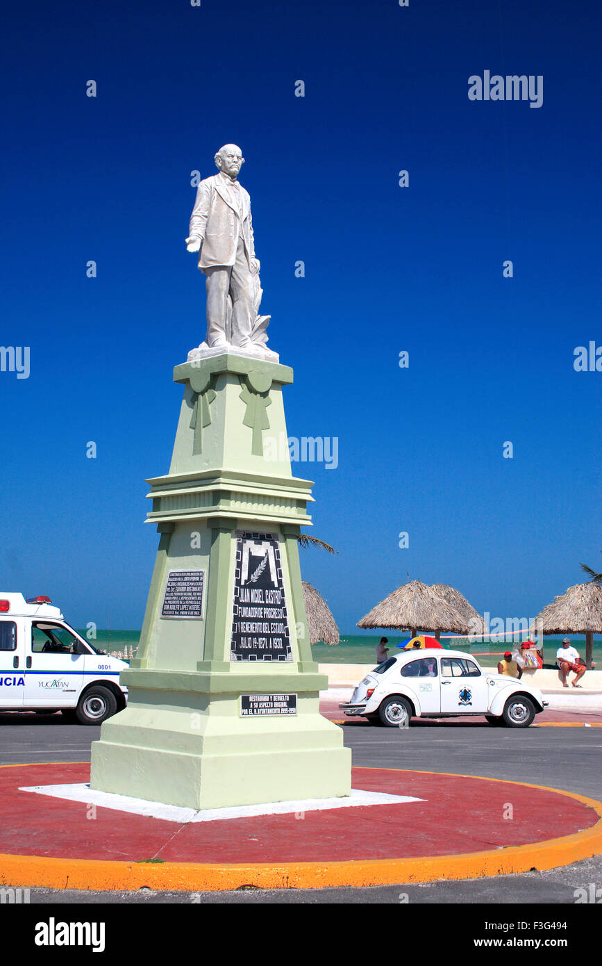 Statue of Juan Miguel Castro ; founder of Progresso ; Progresso