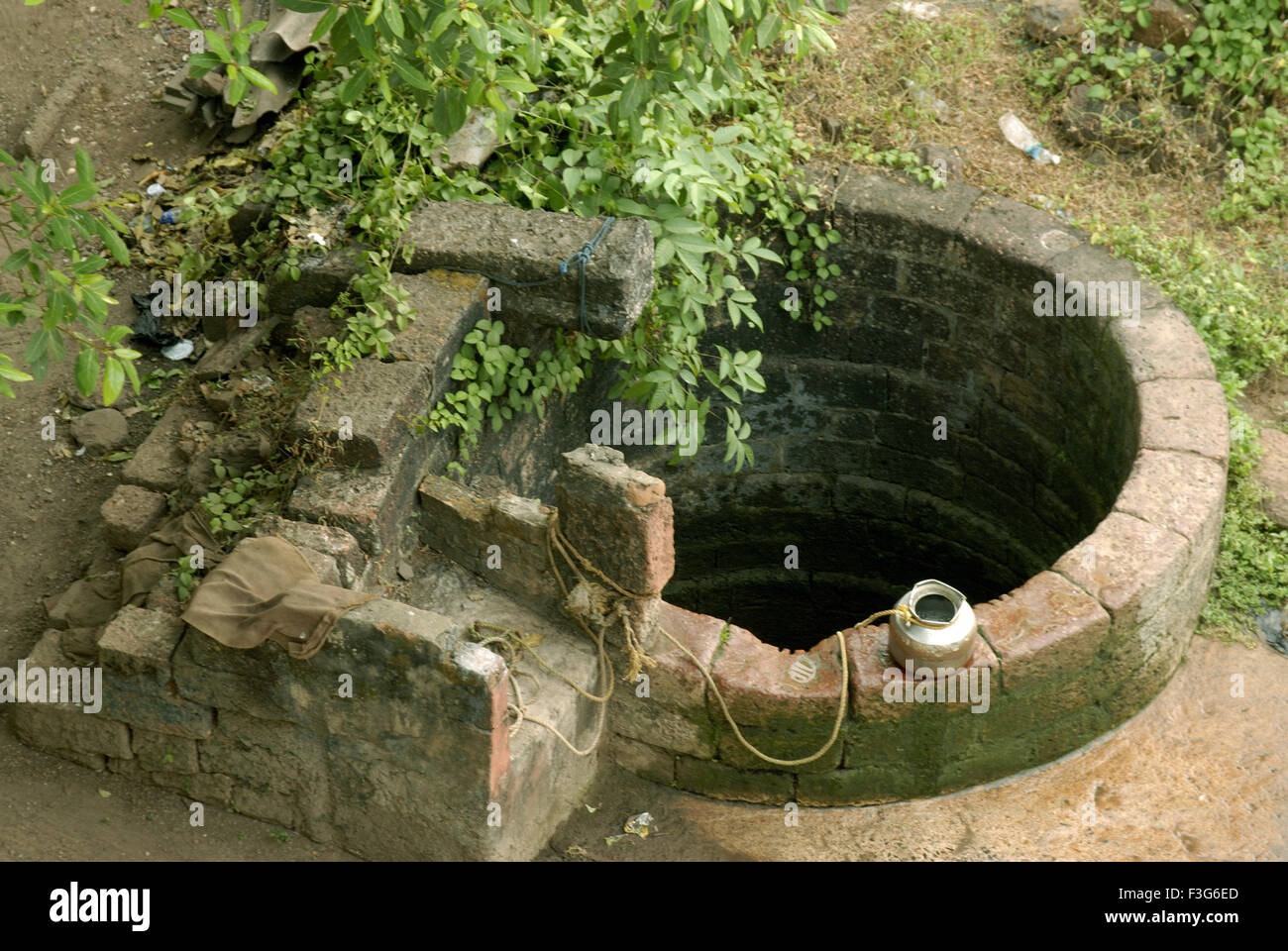 Village well hi-res stock photography and images - Alamy
