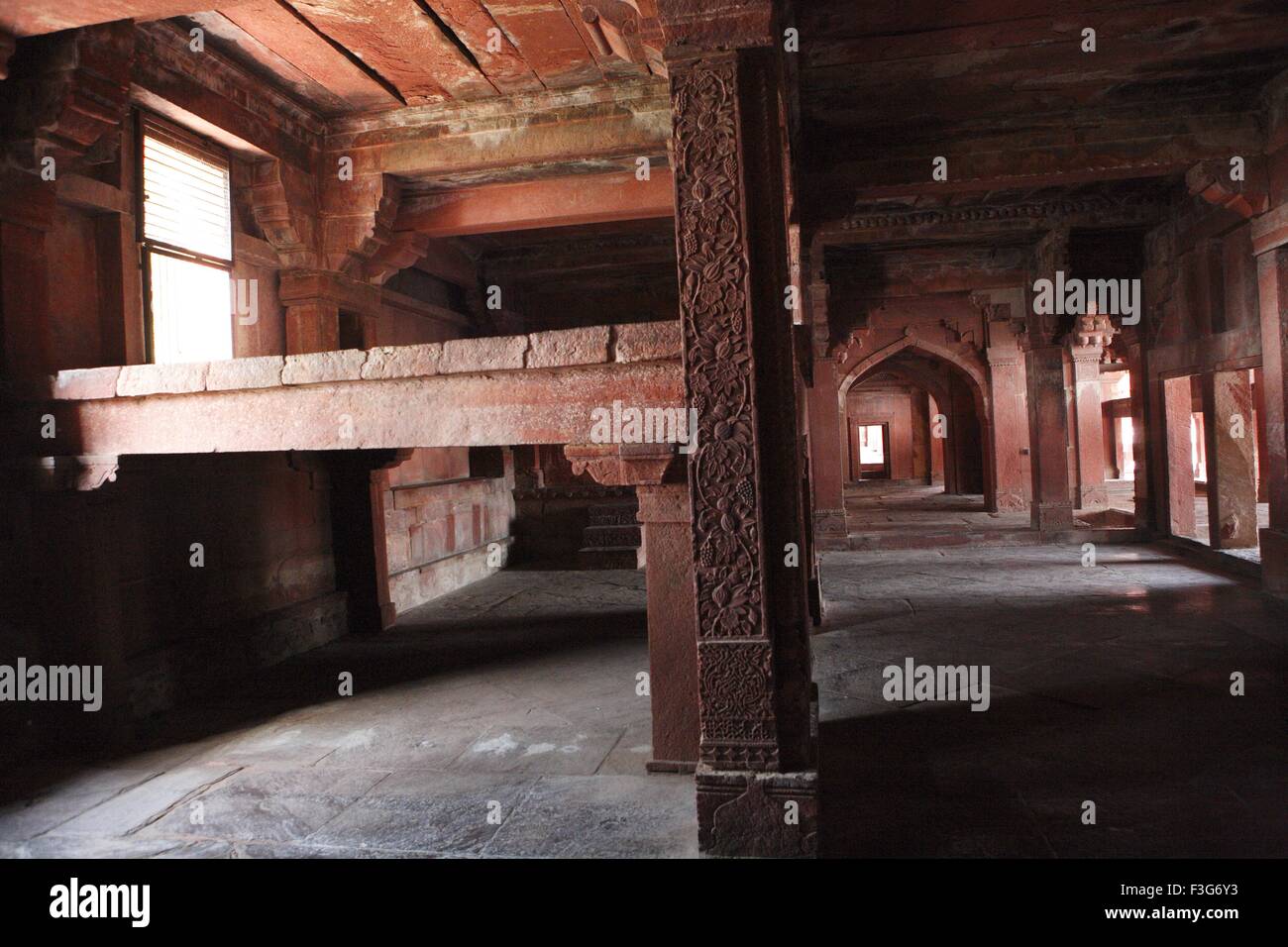 Platform Akbar believed to have sat discussing close advisors in Diwan e Khas Fatehpur Sikri Mughal empire Agra Uttar Pradesh Stock Photo