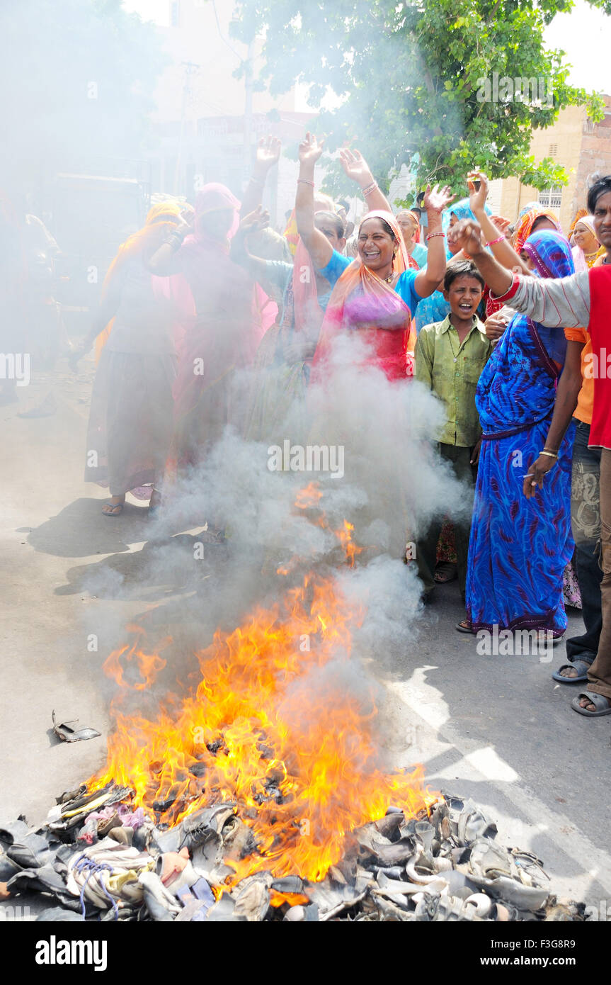 Firing waste on road people protesting for water supply ; Jodhpur