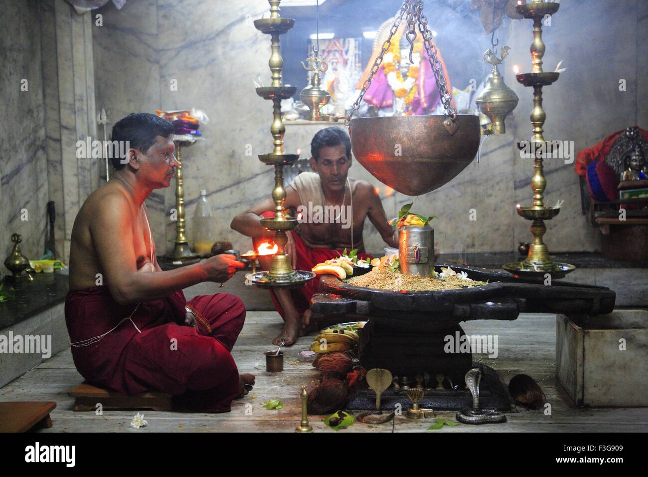Devotees performing pooja Shiva Linga Shri Saptakoteshwar temple ...